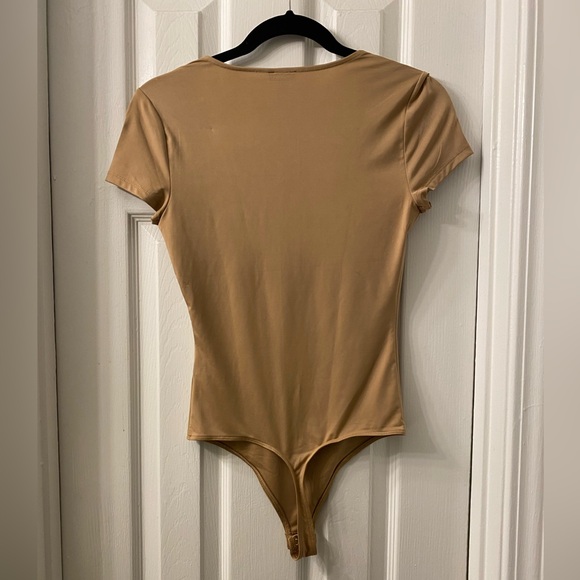 Express Body Contour High Compression Scoop Neck Cap Sleeve Bodysuit - Pecan - Picture 7 of 11